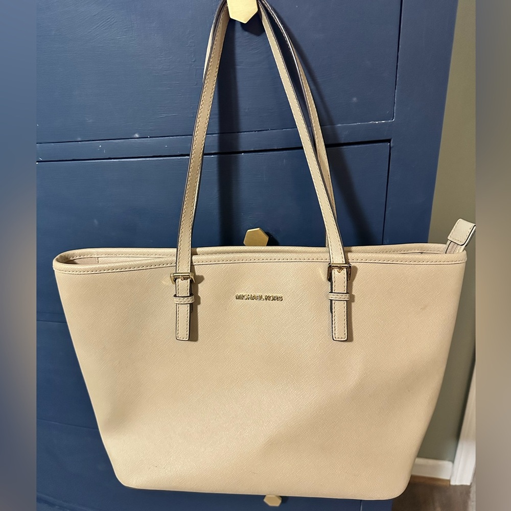 Michael Kors Tote
Beige